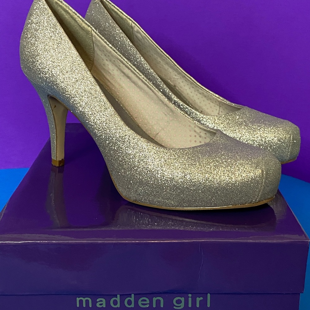 Madden Girl Silver Glitter Getta pumps Size 8